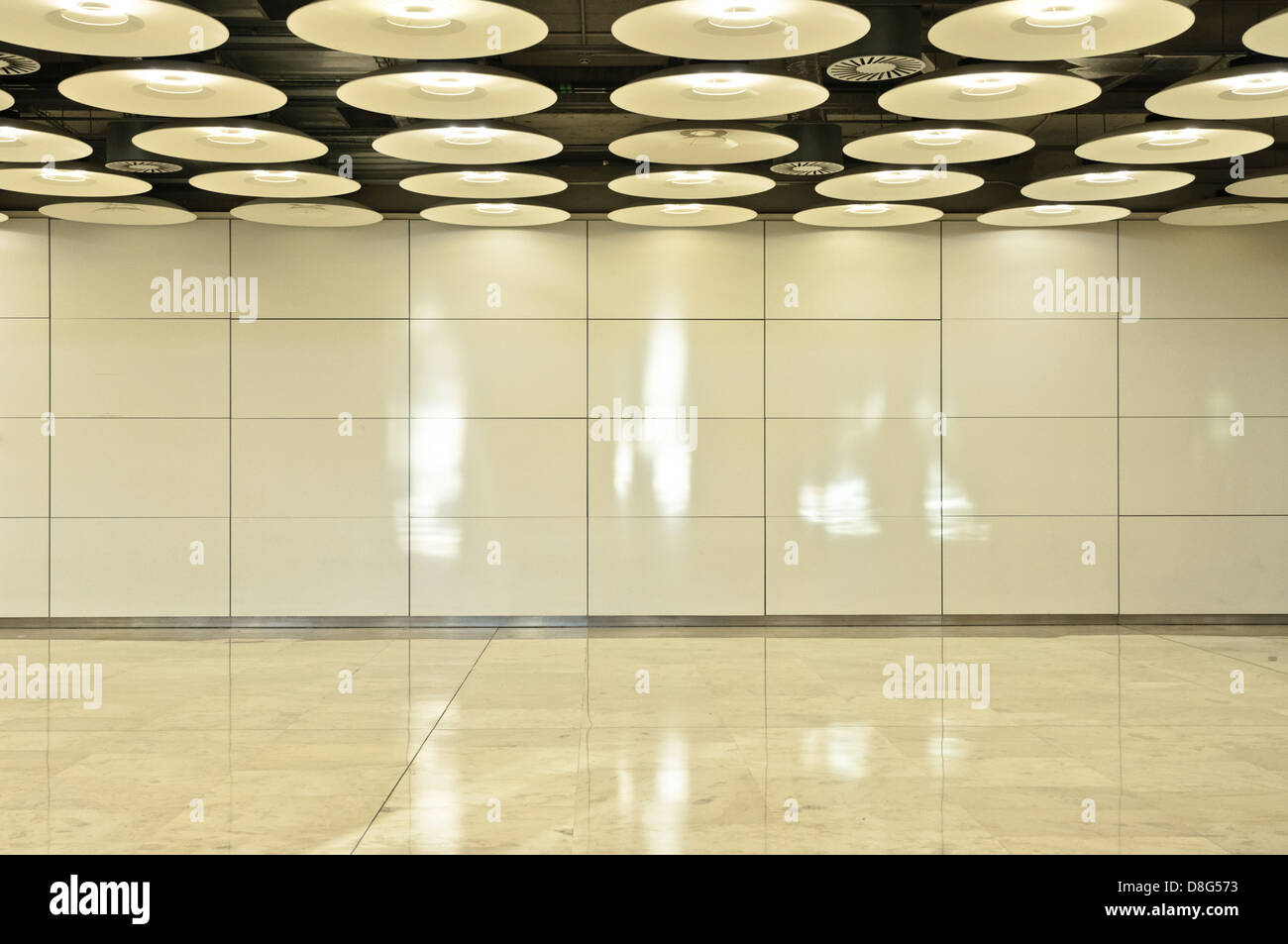 Soffitto riflettente con banca di lampade, l' aeroporto di Barajas, Madrid, Spagna Foto Stock