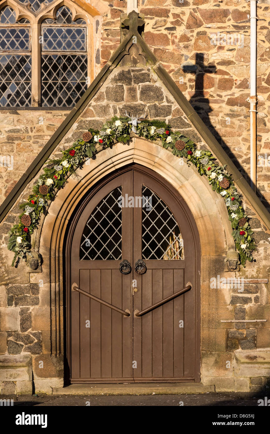 Decorativa ghirlanda di festa sulla chiesa porta arch, Chiesa di Tutti i Santi, Newtown Linford, Leicestershire, England, Regno Unito Foto Stock