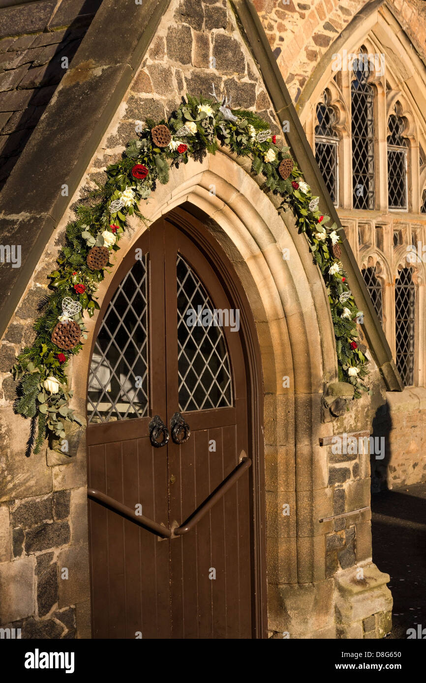Decorativa ghirlanda di festa sulla chiesa porta arch, Chiesa di Tutti i Santi, Newtown Linford, Leicestershire, England, Regno Unito Foto Stock