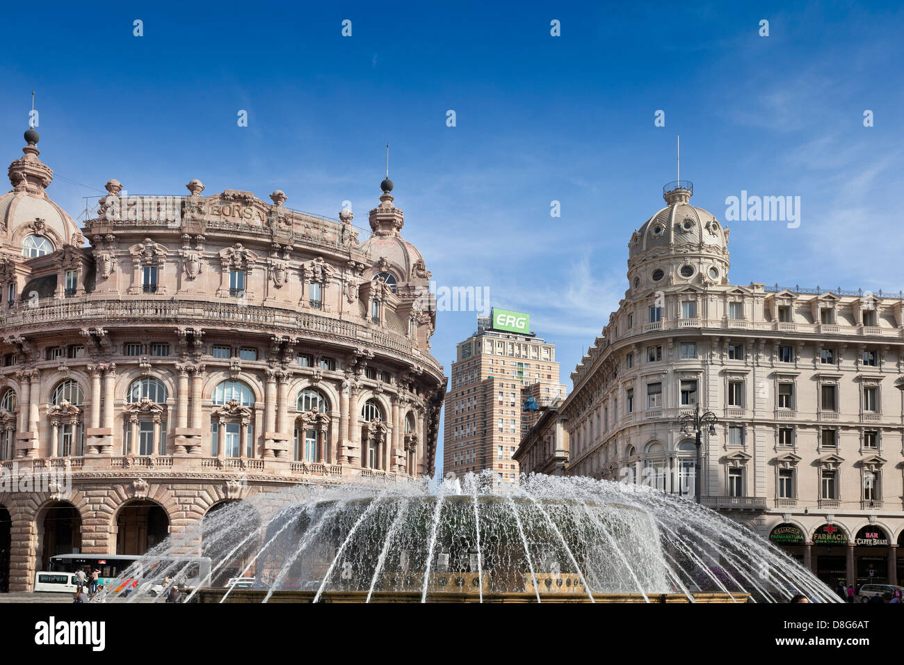 Il Palazzo della nuova borsa, costruito nel 1912, situato nel cuore di Genova da Piazza De Ferrari. Foto Stock
