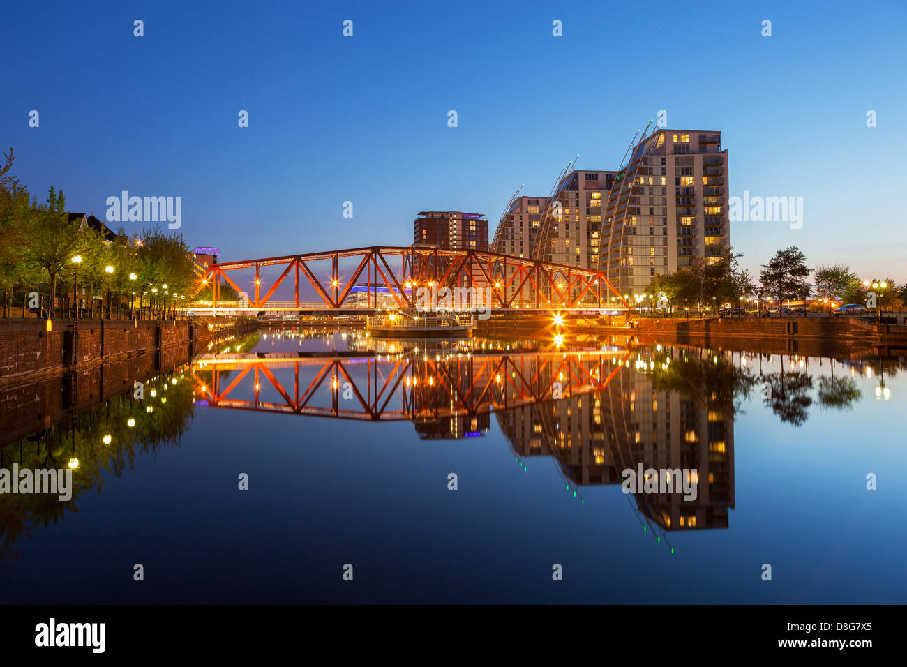 Moderni appartamenti di rosso e un ponte di ferro sul canale di Manchester a Salford Quays, Greater Manchester, Inghilterra Foto Stock