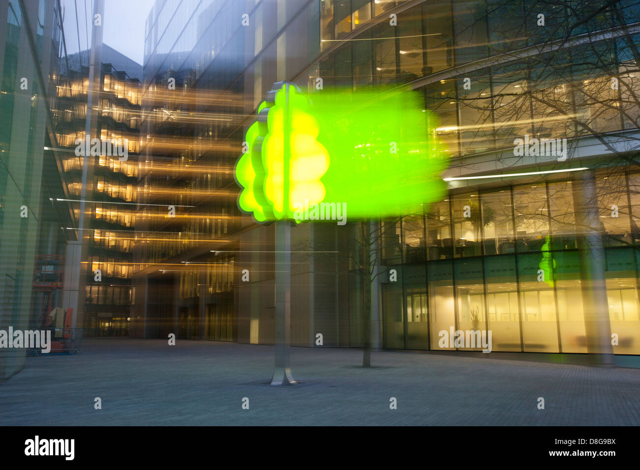 Ufficio blocchi maggiormente a Londra con tutte le luci sul lato sinistro dopo che gli operai sono andati a casa e un albero scultura. Foto Stock