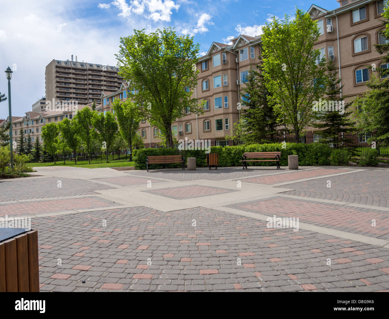 Parco di quartiere della città accanto ad edifici di appartamenti. Edmonton Foto Stock