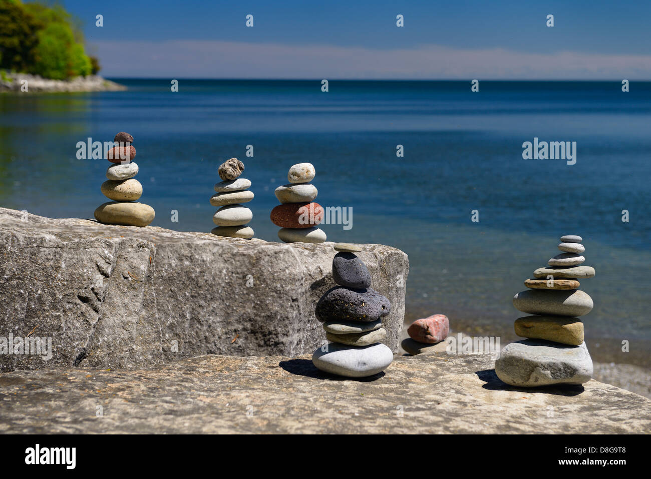 Bilanciamento del Rock sculture sulla spiaggia rocciosa del lago Ontario Toronto Foto Stock