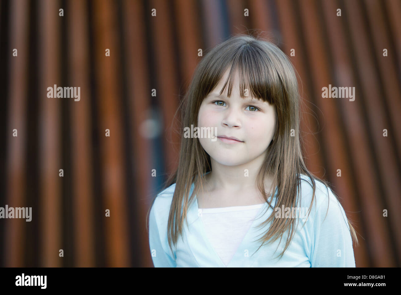 Giovani caucasici in piedi di fronte a rotaie Foto Stock