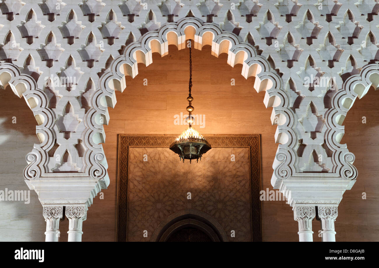 Mausoleo di Mohammed V illuminate al tramonto, Rabat Marocco Foto Stock