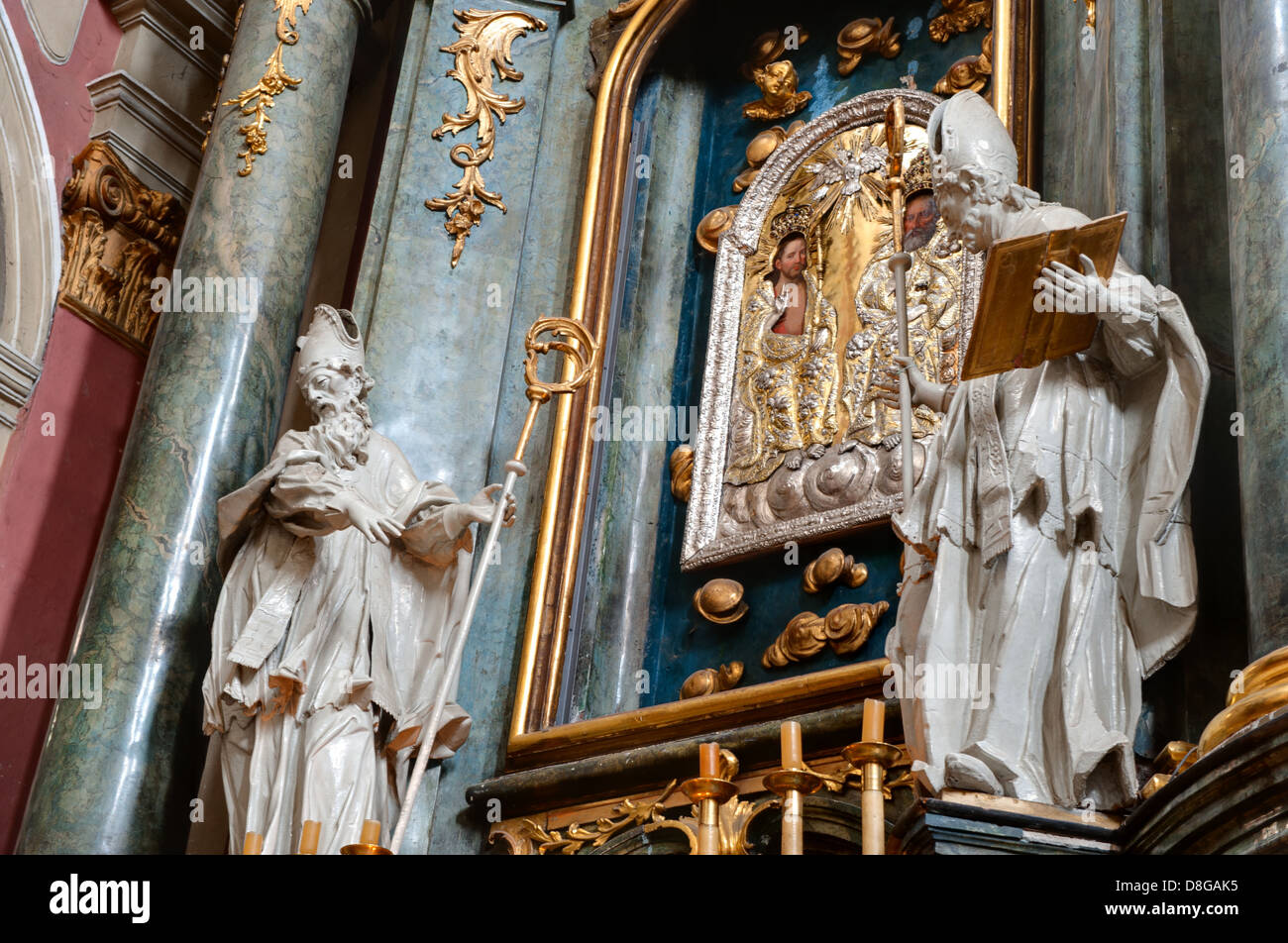 Interno della chiesa antica Foto Stock