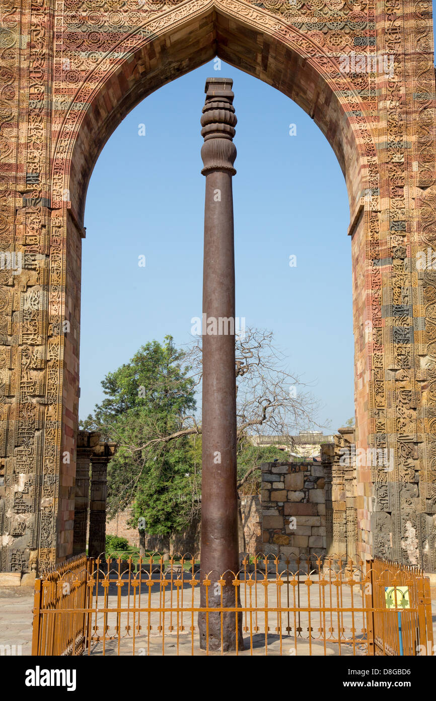 Colonna di ferro al Qutub Minar complesso, Delhi, India Foto Stock