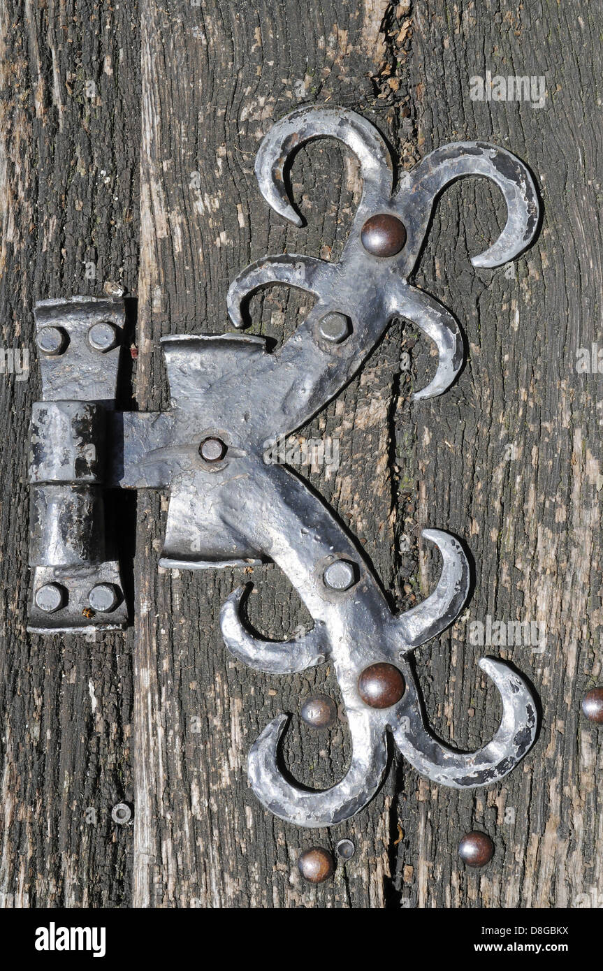 Vecchi raccordi di metallo su una porta di legno Foto Stock