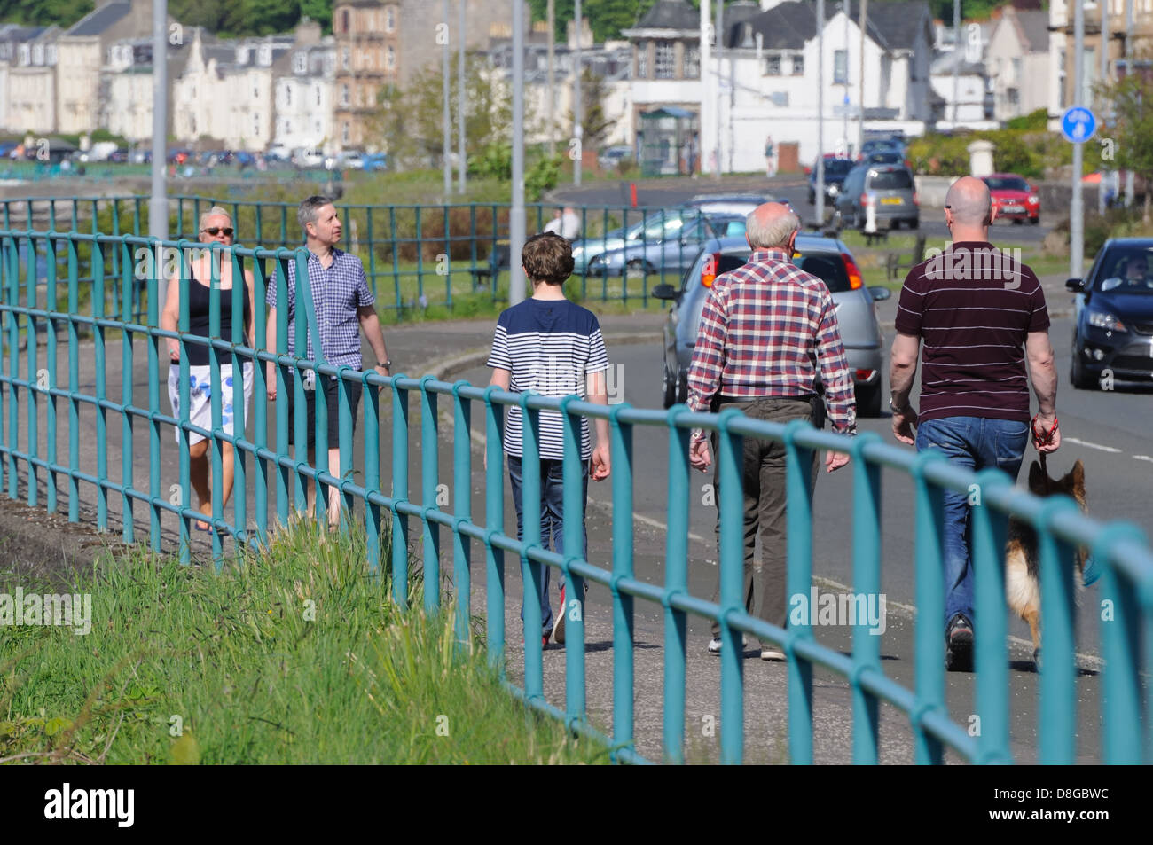 La gente che camminava nel sole estivo a Gourock, Scotland, Regno Unito Foto Stock
