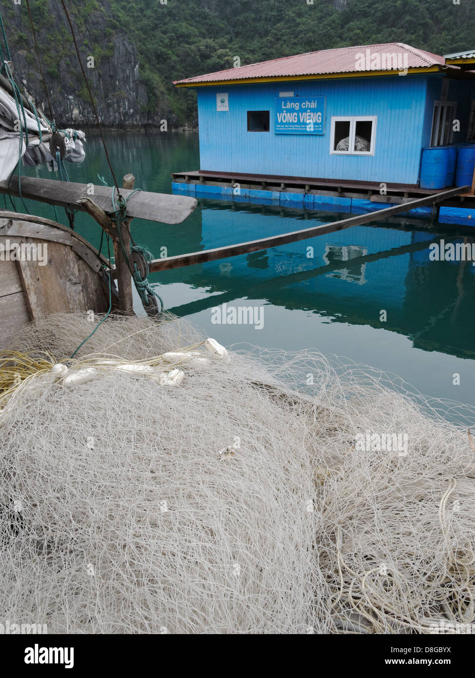 Le reti da pesca a Vung Vieng villaggio galleggiante, Bai Tu Long Bay, la baia di Ha Long, Vietnam. Foto Stock