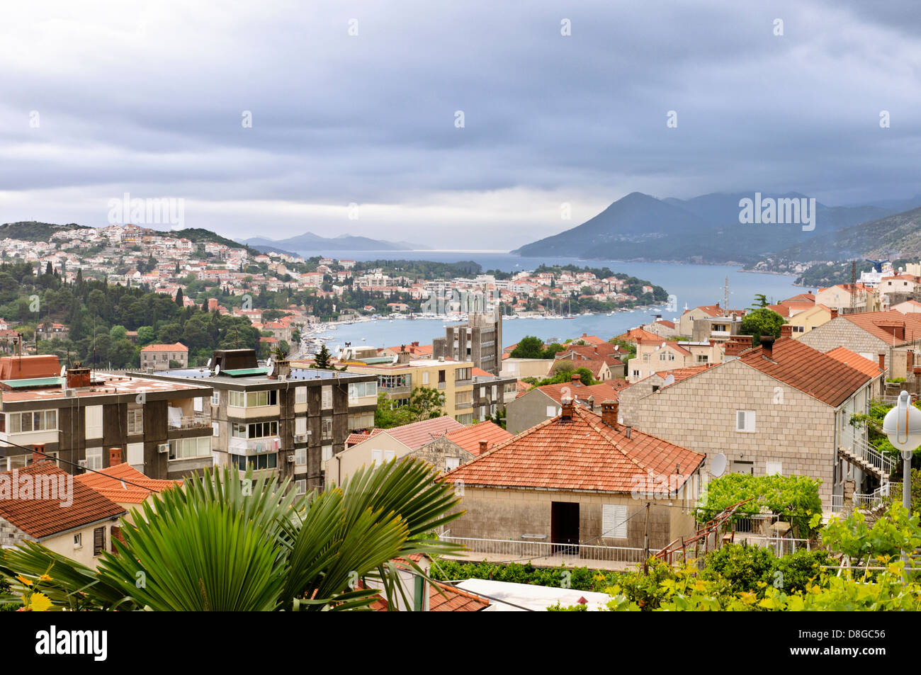 Vista su Dubrovnik e verso il mare Adriatico, Croazia Foto Stock