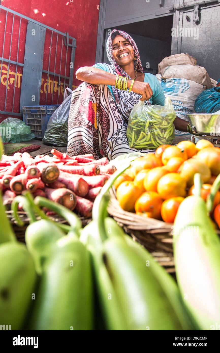 Donna vendita di verdura in Fatehpur Sikri, India Foto Stock