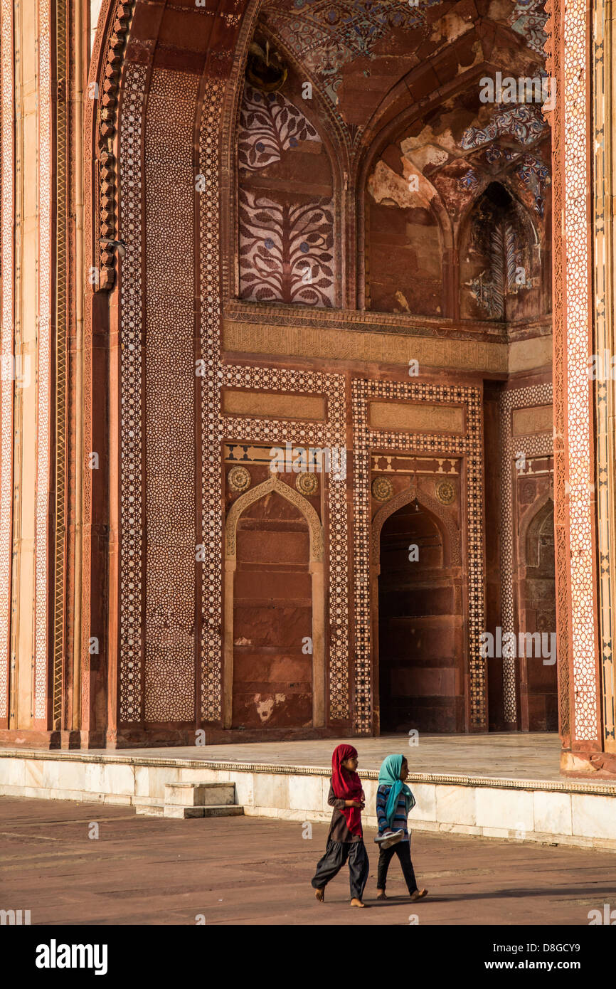 Ragazze musulmane in Fatehpur Sikri moschea, Fatehpur Sikri, India Foto Stock