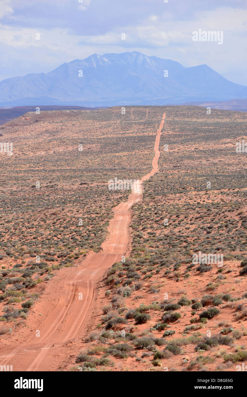 Strada sterrata nel deserto di bave di Southern Utah. Il Henry Mountains sono in background. Foto Stock
