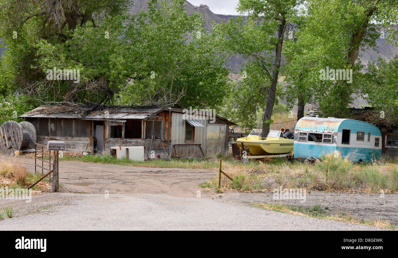 Età compresa tra sogno americano - vecchia casa di rimorchio di viaggio e barca, Caineville, Utah. Foto Stock