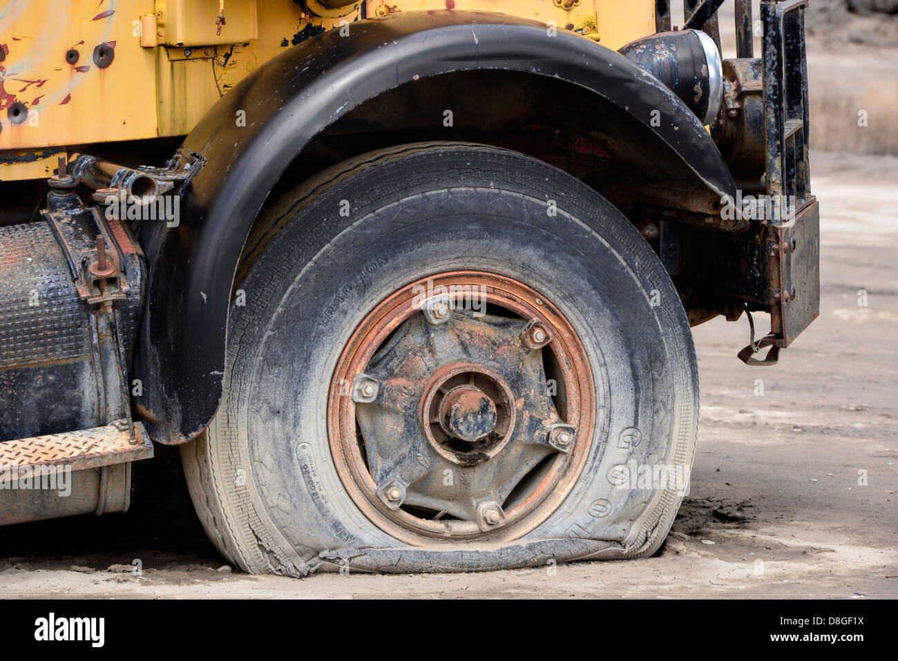 Il pneumatico sgonfio sul vecchio cemento carrello, Caineville, Utah. Foto Stock