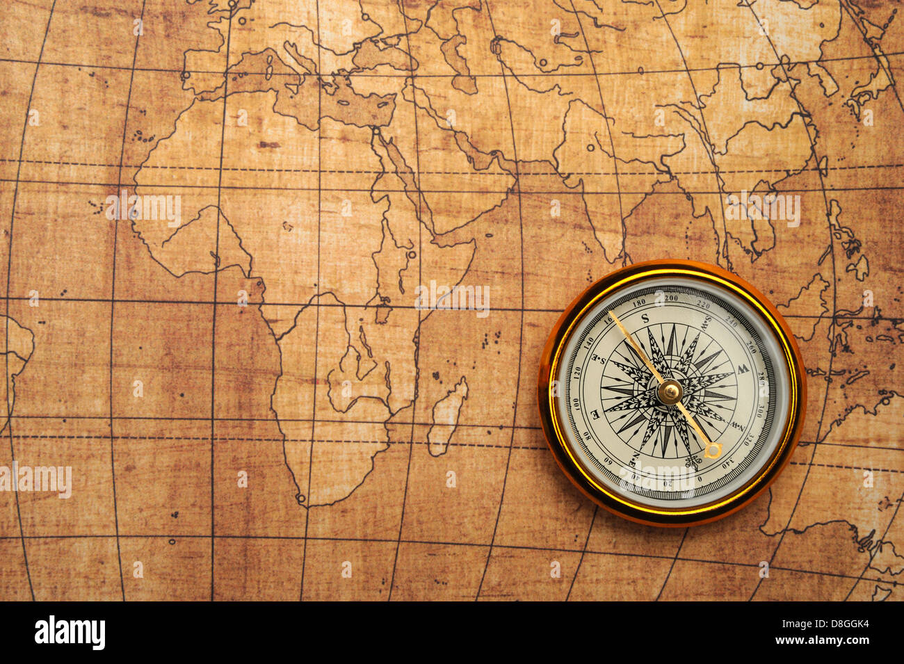 Bussola sulla mappa vecchia. Foto Stock