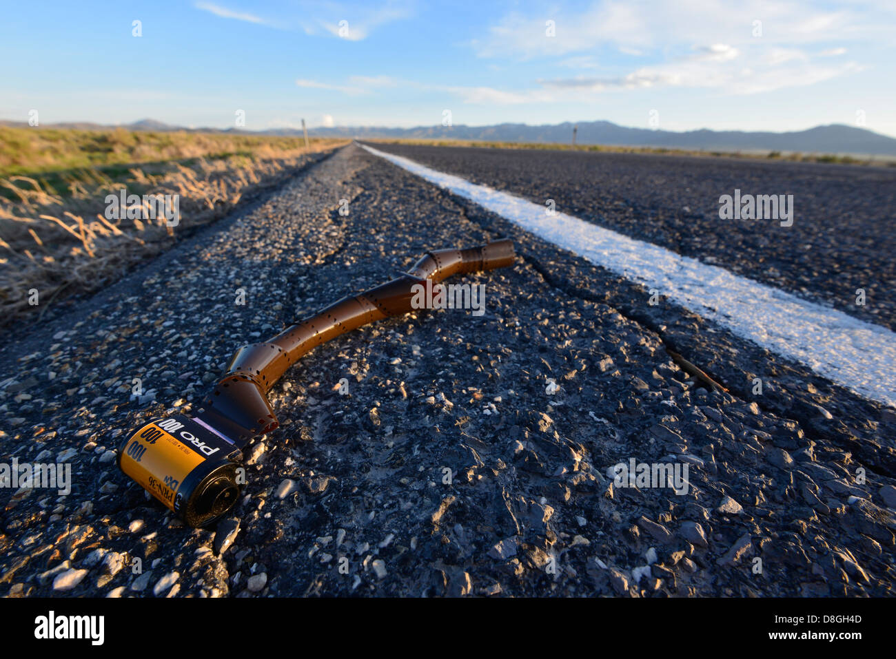 Scartato il rotolo di pellicola lungo il lato della strada nella grande regione del Bacino dello Utah. Foto Stock