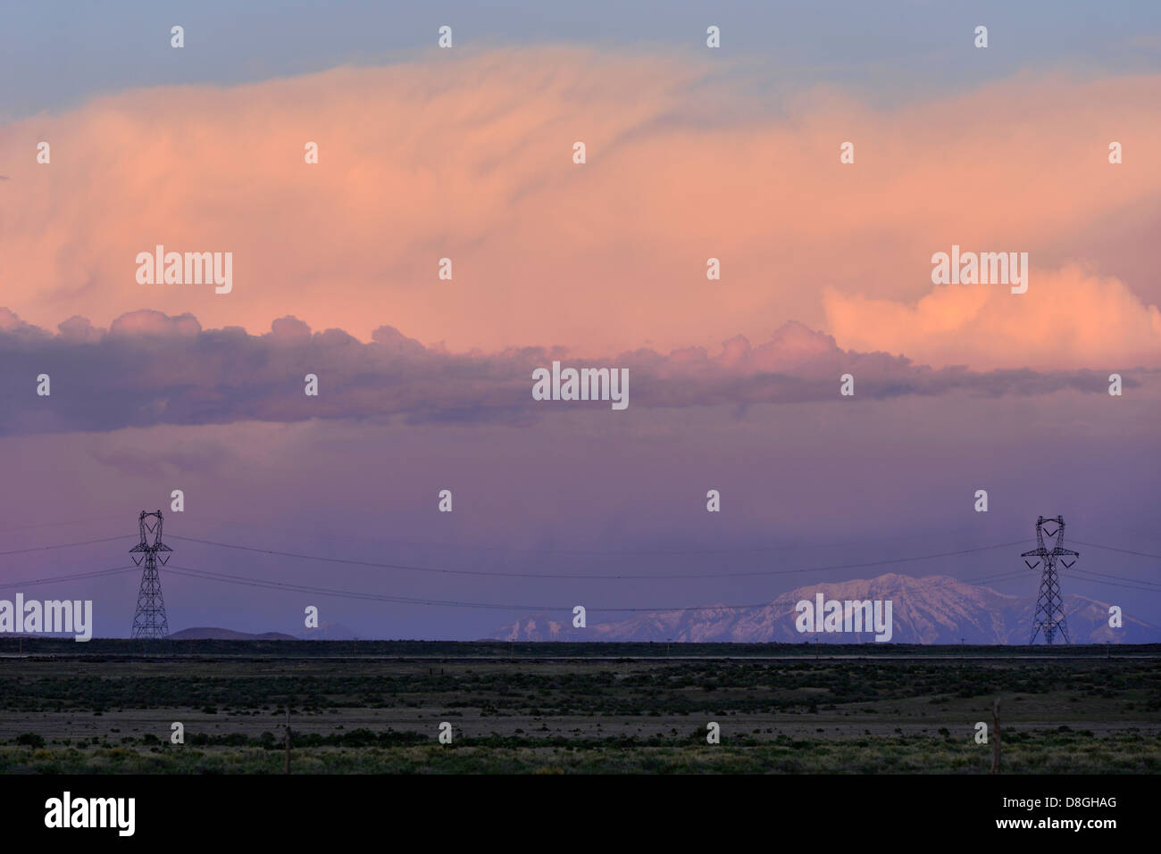 Tempesta su montagne e la linea di potenza nel grande bacino deserto dello Utah. Foto Stock