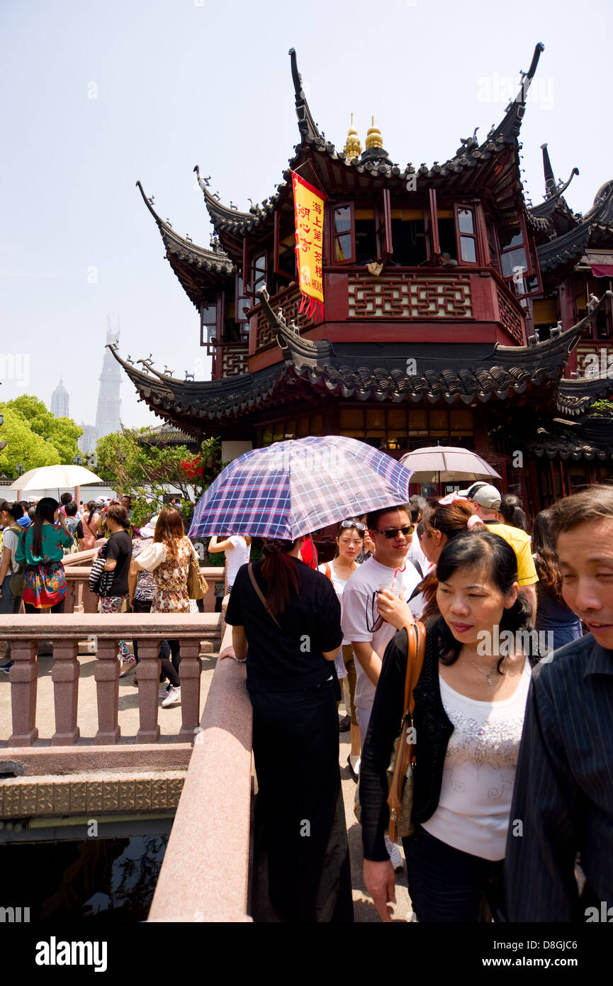 I turisti a piedi lungo il ponte di nove trucioli nella Città Vecchia di Shanghai, Cina. Foto Stock
