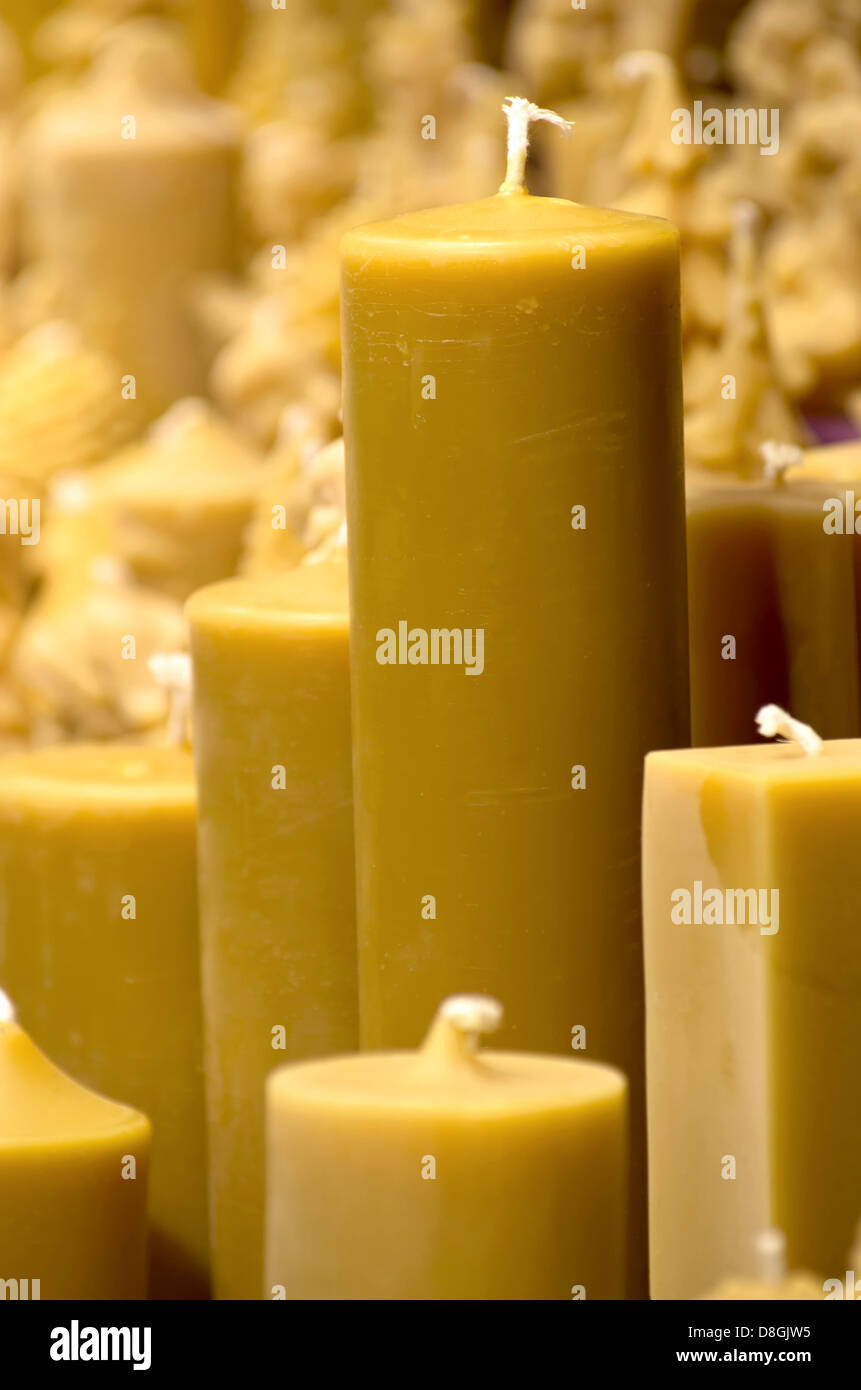 Candele in cera d'api in vendita su un mercato di Natale in stallo Foto  stock - Alamy