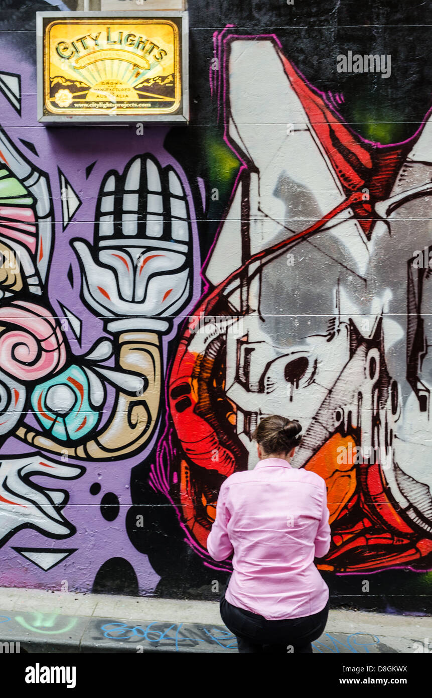 Melbourne's Hosier Lane è un celebre punto di riferimento in cui gli artisti di strada sono ammessi per decorare le pareti. Foto Stock