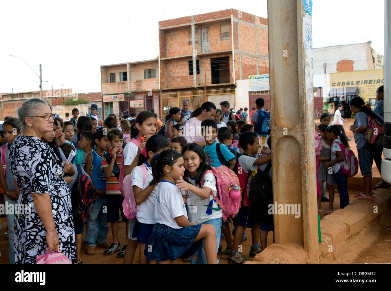 Il brasiliano la scuola dei bambini sul loro modo a casa da scuola. Foto Stock