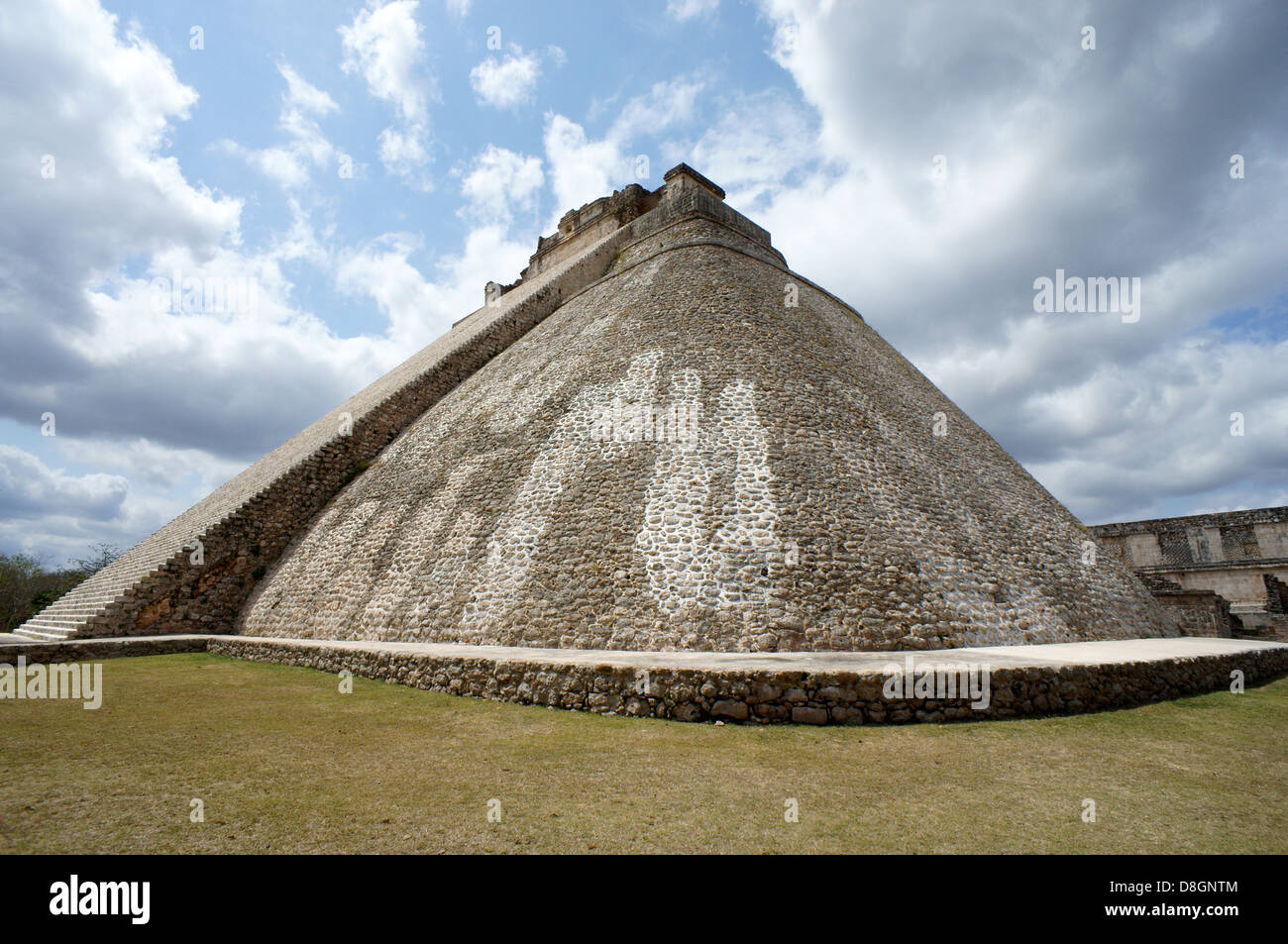 Piramide del mago a le rovine maya di Uxmal, Yucatan, Messico Foto Stock