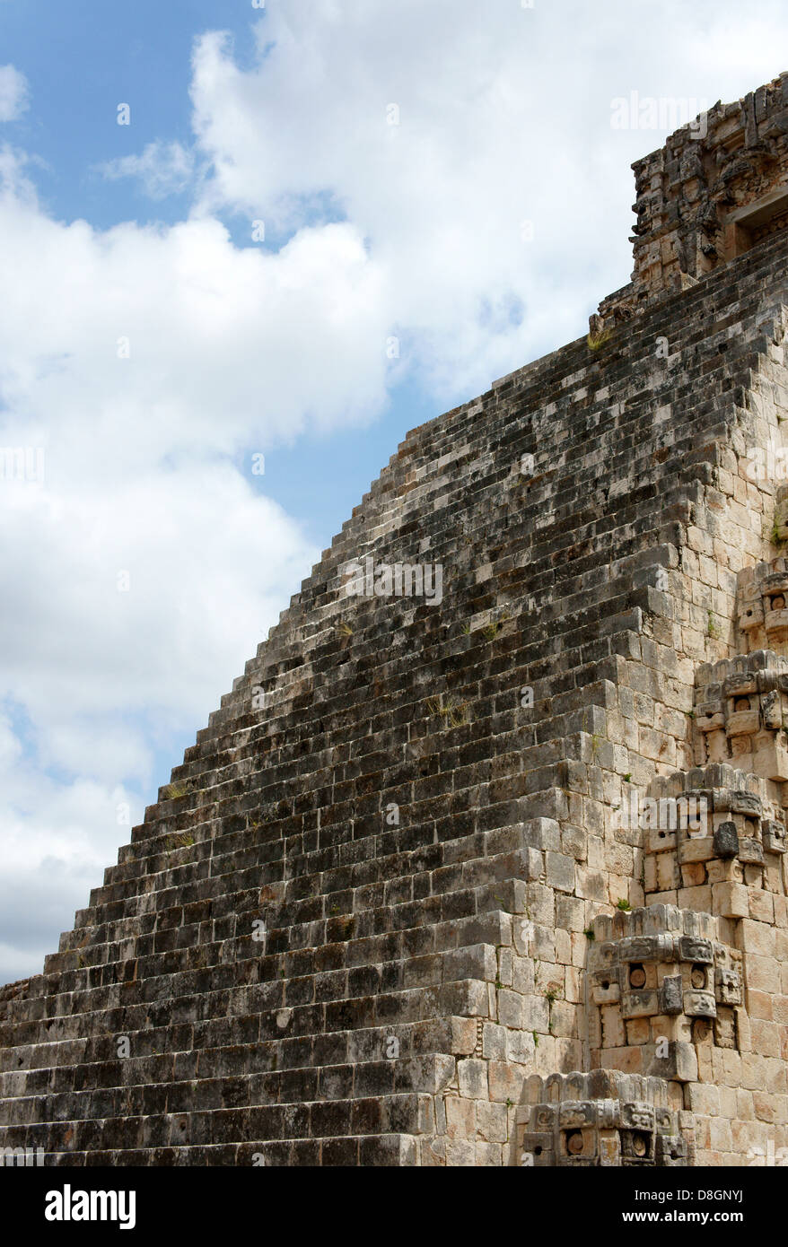 Piramide del mago a le rovine maya di Uxmal, Yucatan, Messico Foto Stock