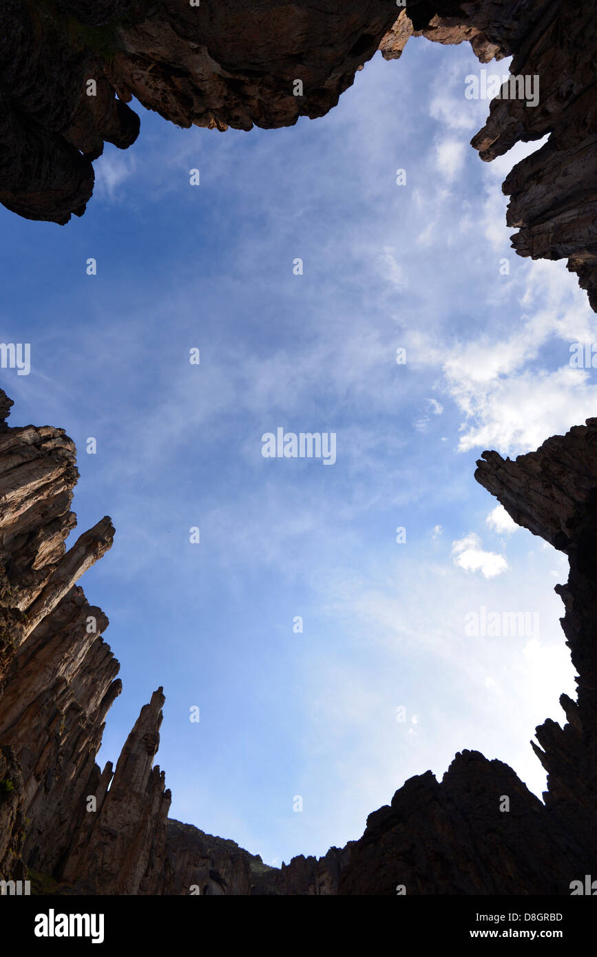 Guardando il cielo in un canyon profondo nel Bruneau-Jarbidge fiumi deserto, Idaho. Foto Stock