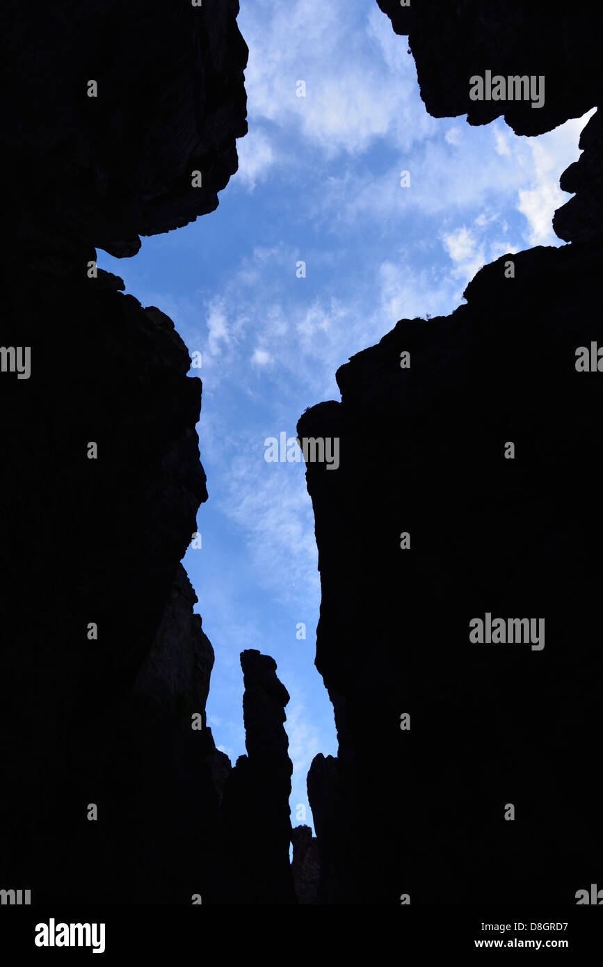 Guardando il cielo in un canyon profondo nel Bruneau-Jarbidge fiumi deserto, Idaho. Foto Stock
