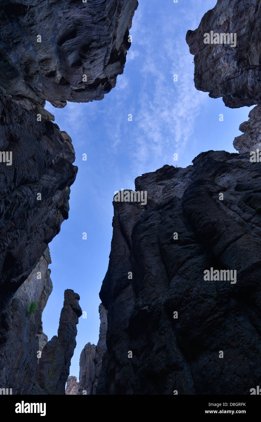 Guardando il cielo in un canyon profondo nel Bruneau-Jarbidge fiumi deserto, Idaho. Foto Stock