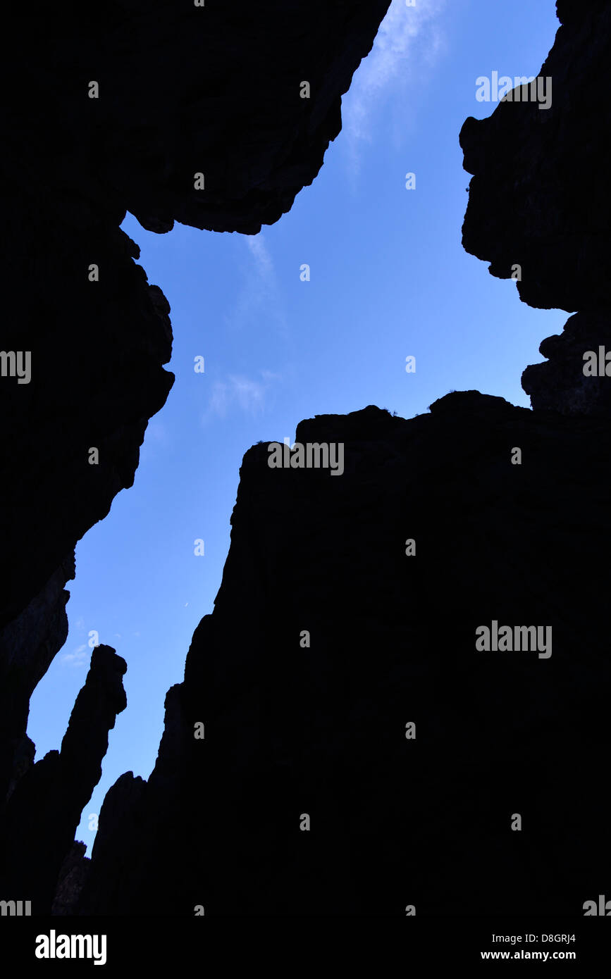 Guardando il cielo in un canyon profondo nel Bruneau-Jarbidge fiumi deserto, Idaho. Foto Stock