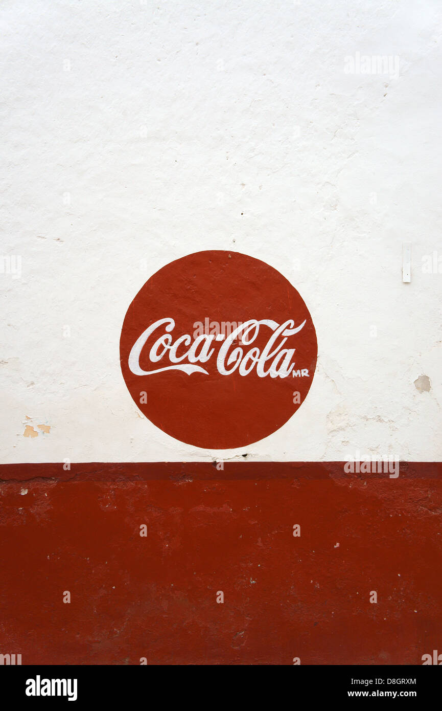 Il bianco e il rosso Coca Cola segno dipinto sulla parete di un negozio in Santa Elena, Yucatan, Messico Foto Stock