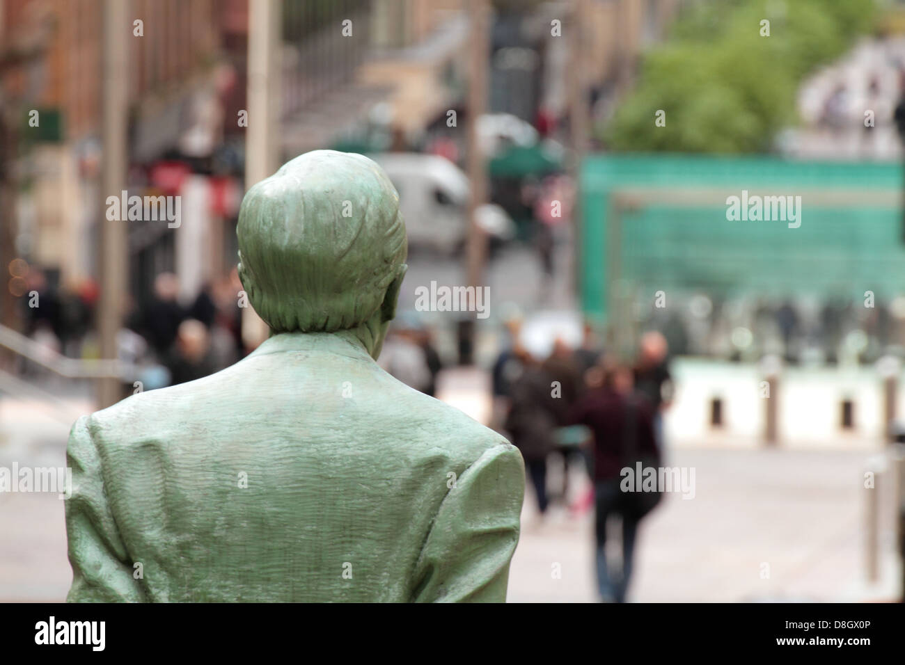 Donald Dewer statua guardando verso Buchanan Street, Glasgow, Scotland, Regno Unito. Foto Stock