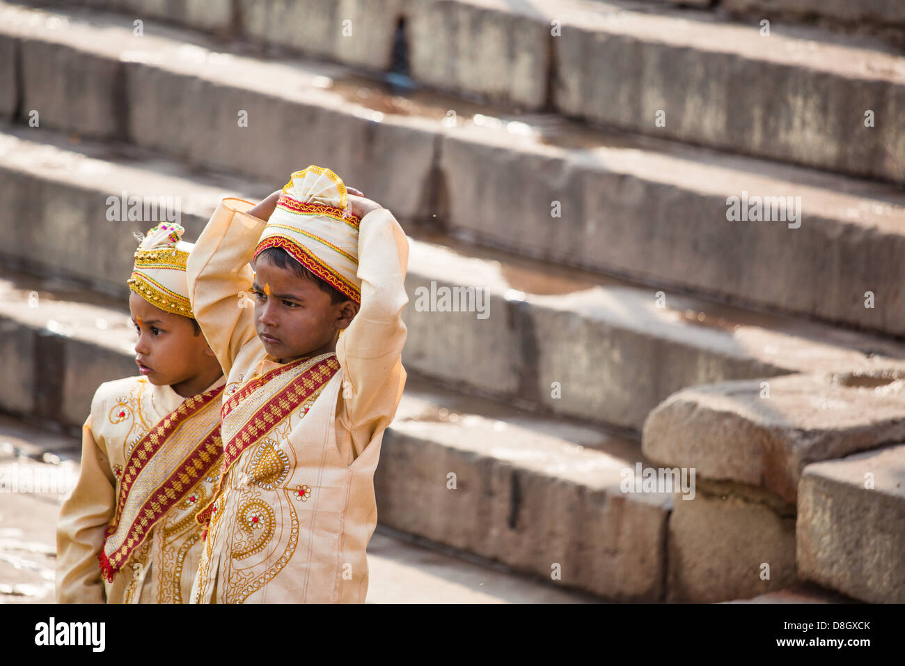 Ragazzi da un Indù tradizionale cerimonia di nozze sulle rive del Gange a Varanasi, India Foto Stock
