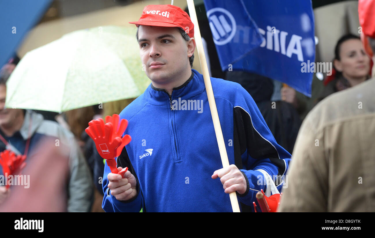 I dipendenti del settore delle assicurazioni si riuniscono per un rally a Stoccarda, Germania, 29 maggio 2013. Essi pagano sollevare del 6,5 percento. Foto: FRANZISKA KRAUFMANN Foto Stock