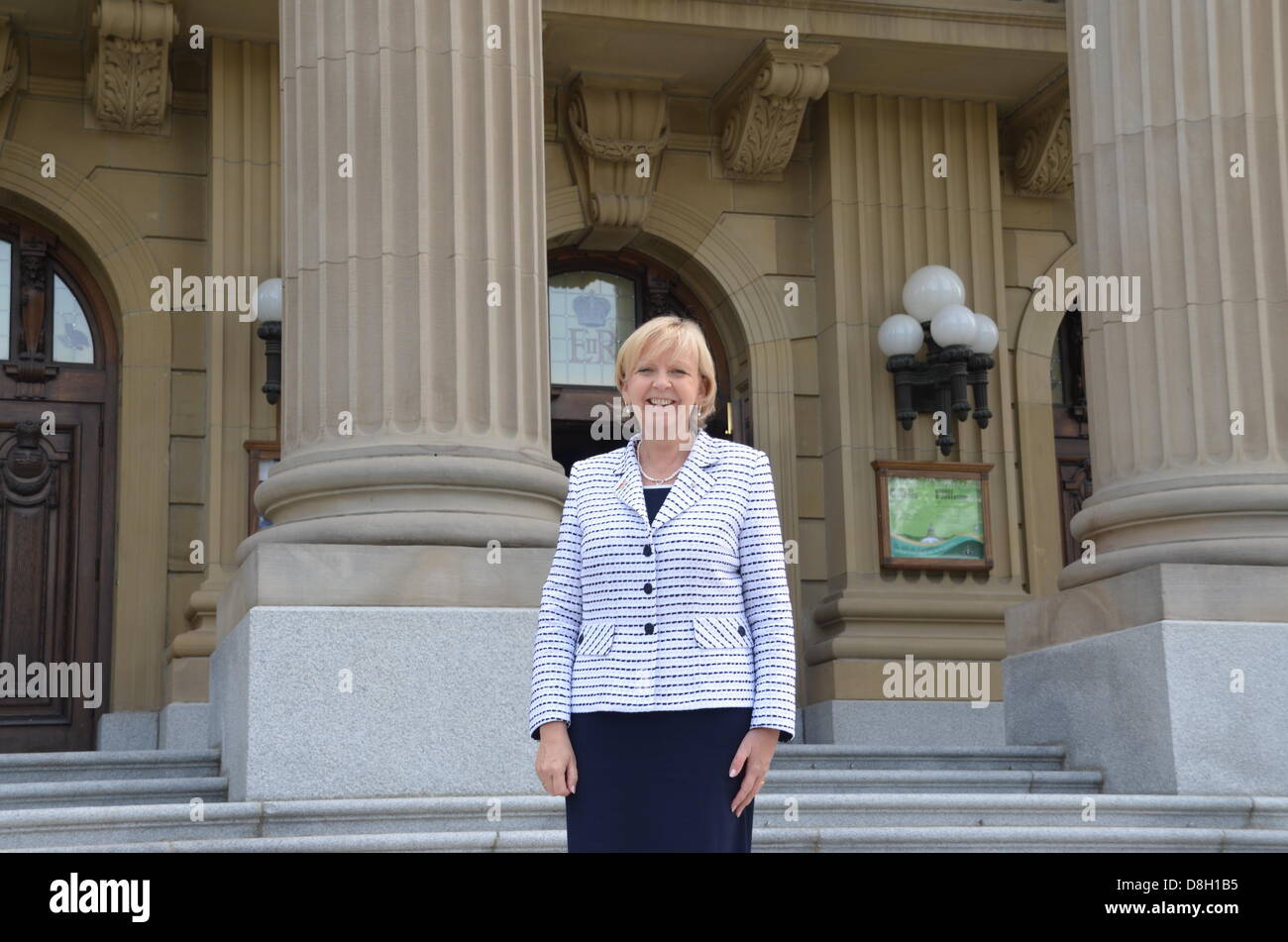 Il Nord Rhine-Westphalian Premier Hannelore Kraft sorge di fronte al palazzo del parlamento della provincia canadese di Alberta in Edmonton, Canada, 28 maggio 2013. La città nel nord della provincia è stata la seconda tappa del tour nord americano del Primo Ministro. Foto: CHRIS MELZER Foto Stock