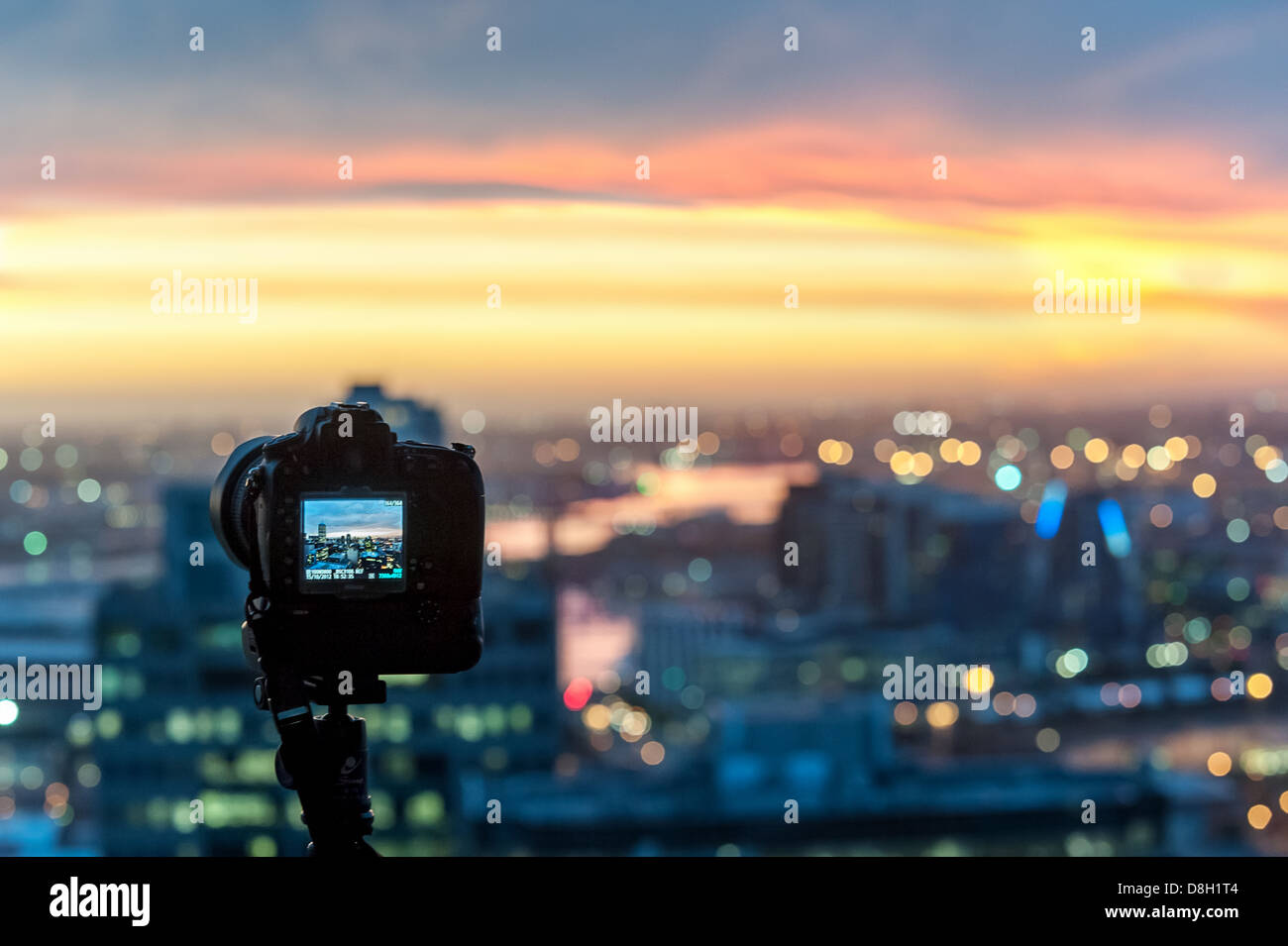 Una Nikon D800 fotocamera scatta una masterizzazione tramonto la fine di una giornata di caldo a Melbourne, Australia. Foto Stock