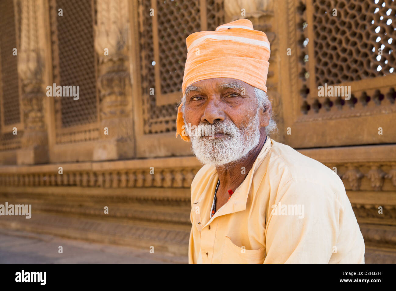 Uomo musulmano presso la tomba di Tansen, Gwalior, Madhya Pradesh, India Foto Stock