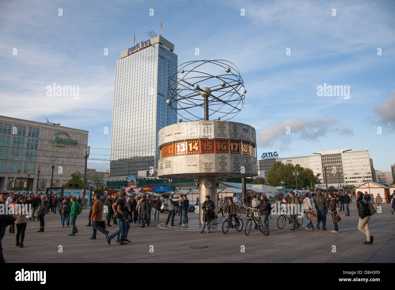 Orologio mondiale e il Park Inn Hotel Alexanderplatz di Berlino, Germania Foto Stock