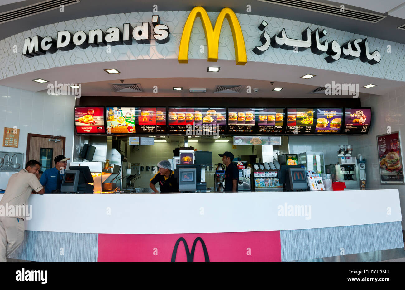 McDonalds in Abu Dhabi negli Emirati Arabi Uniti scrittura araba e moderno ristorante in Emirati Arabi Uniti negli Stati del Golfo Medio Oriente Foto Stock