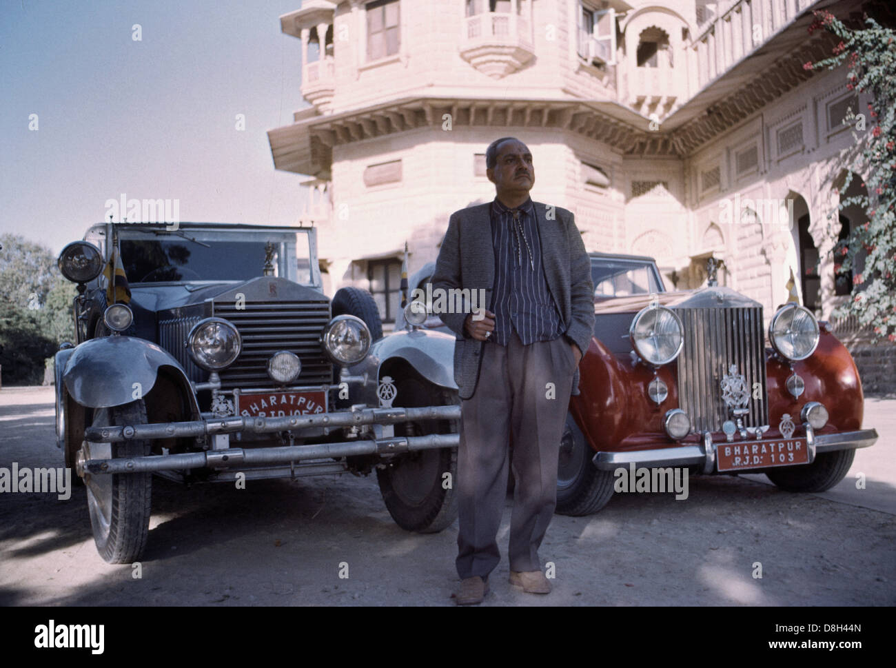 Maharaja Bhratpur dell India in posa di fronte della collezione di automobili Foto Stock