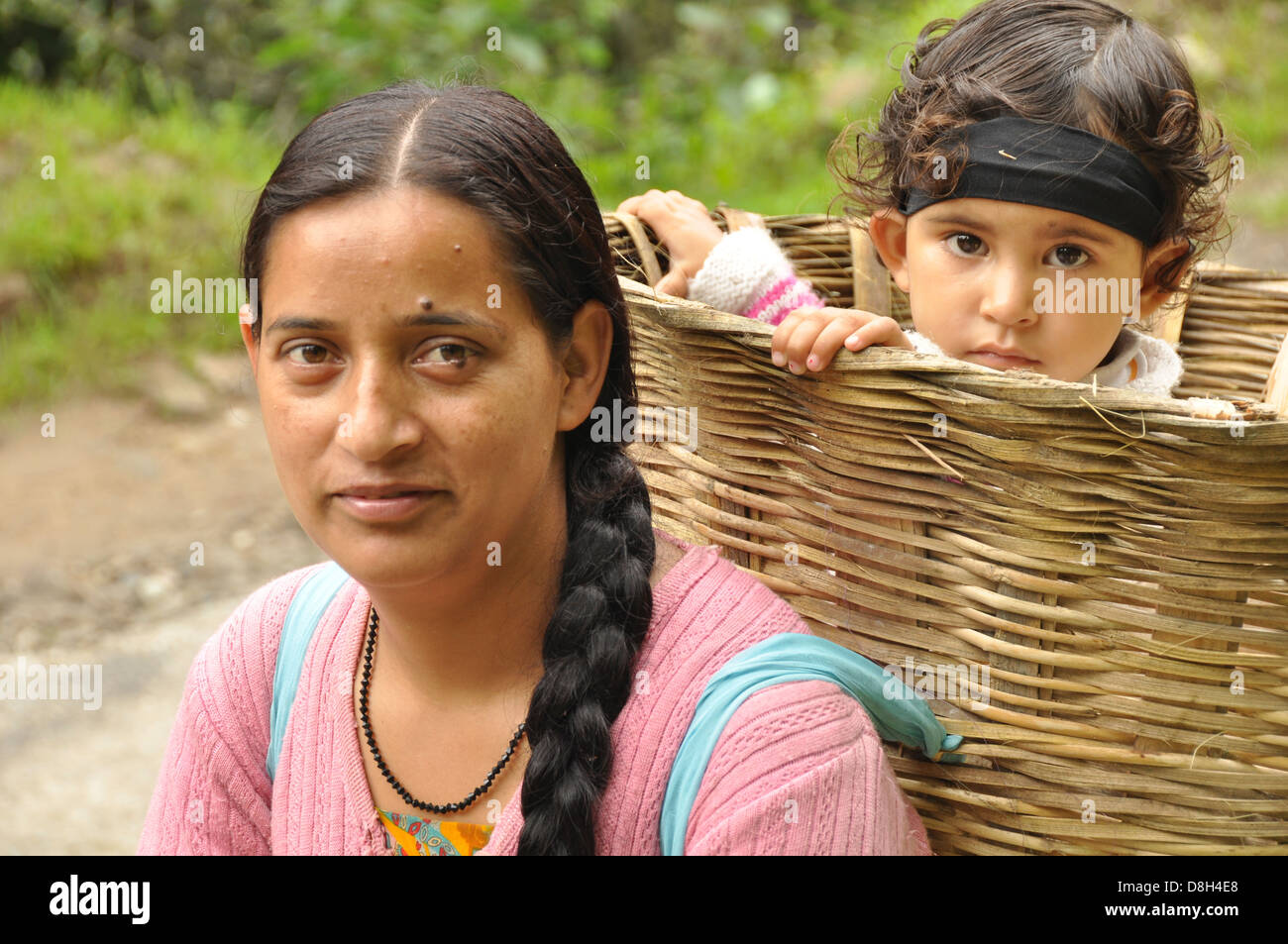 Donna cestello porta legato al suo ritorno in Manali,Vashisht, Himachal Pradesh, India Foto Stock