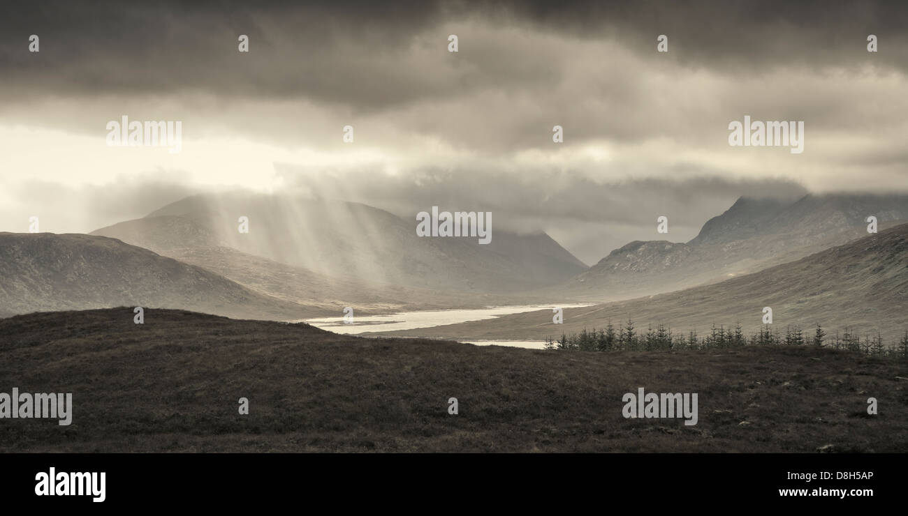 I raggi del sole passano attraverso la copertura nuvolosa, Highlands, Scotland, Regno Unito Foto Stock