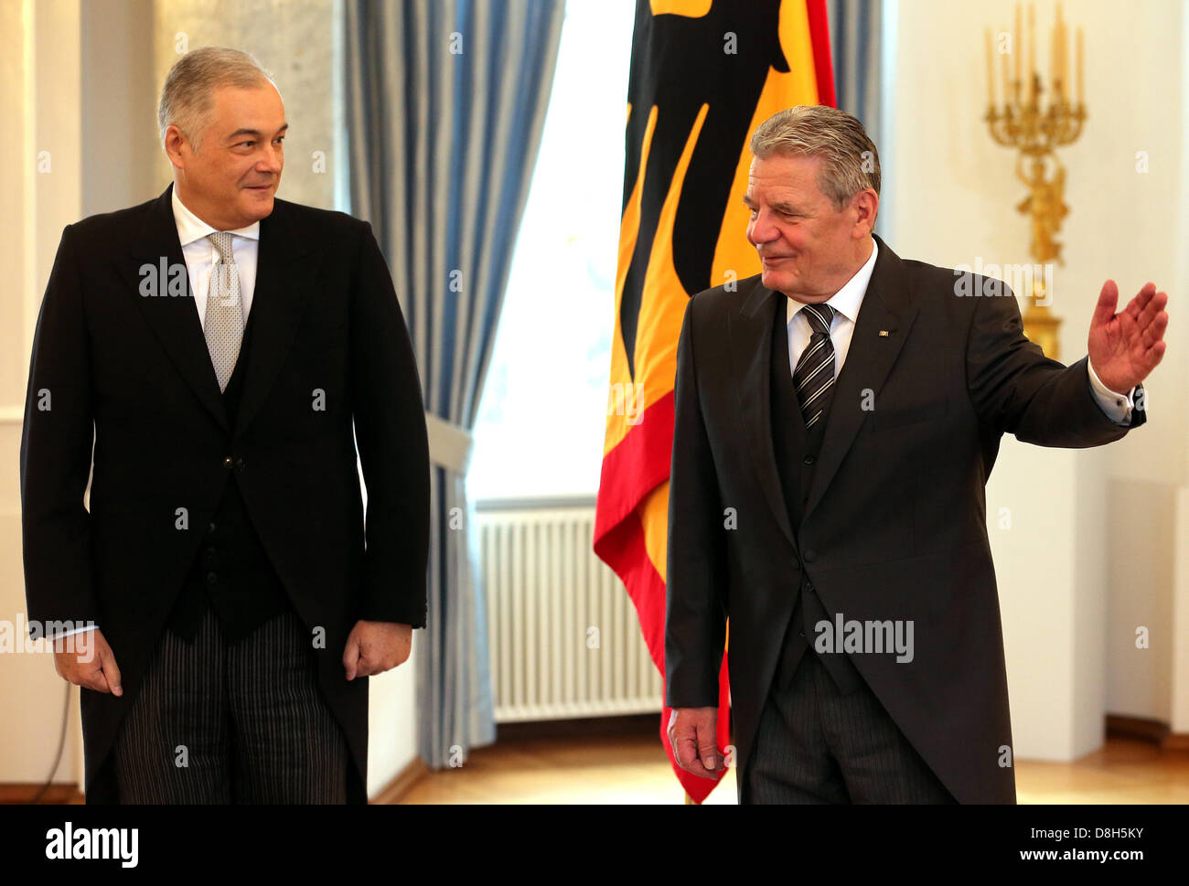 Il Presidente tedesco Joachim Gauck (R) riceve il nuovo ambasciatore greco in Germania Panayotis Zografos a Bellevue a Berlino, Germania, 29 maggio 2013. Foto: WOLFGANG KUMM Foto Stock