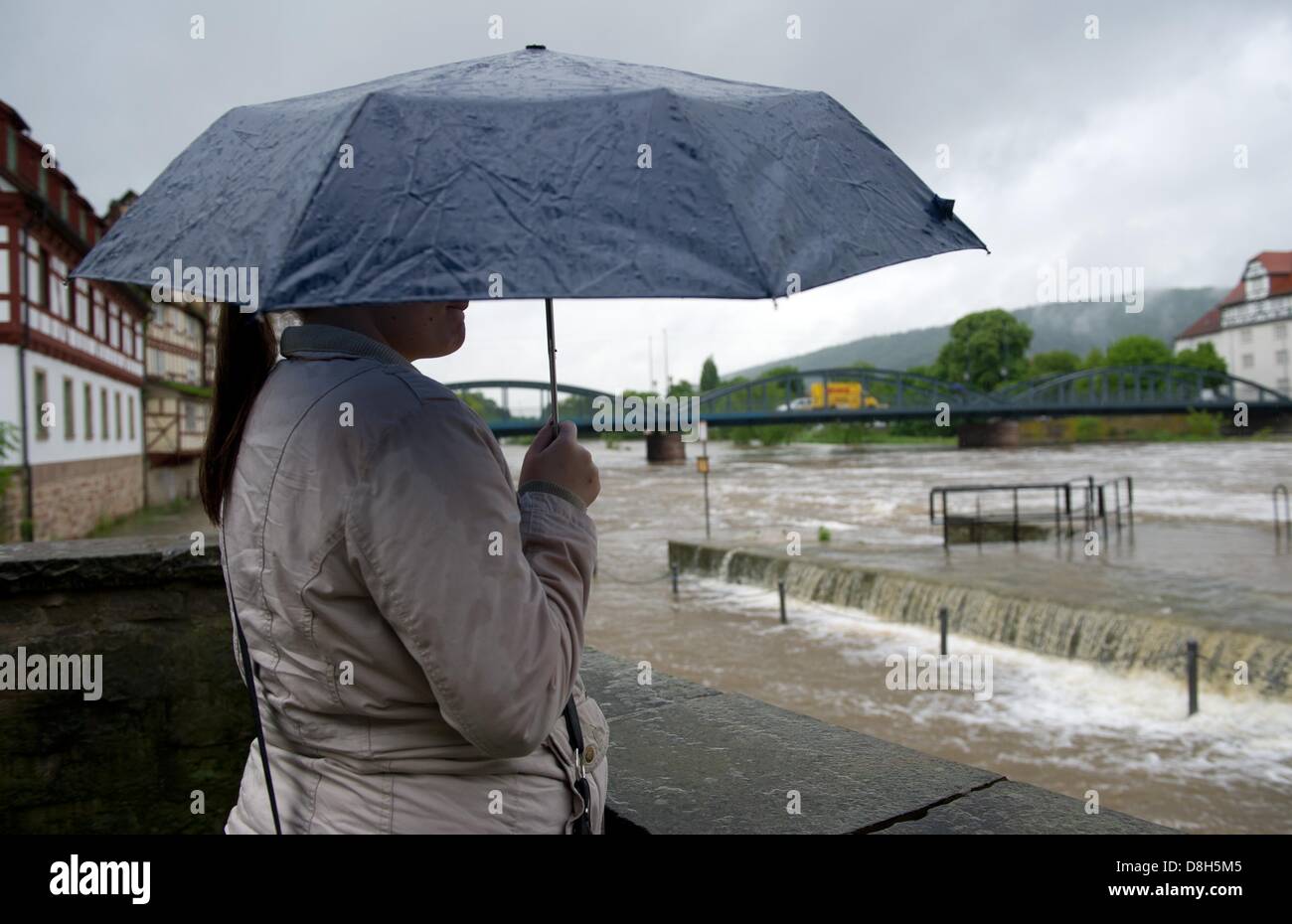 Una donna che guarda al fiume Fulda quale burst le sue banche a Rotenburg a.d. Fulda, Germania, 29 maggio 2013. In tutto Hesse ha cominciato a piovere di nuovo. Foto: UWE ZUCCHI Foto Stock