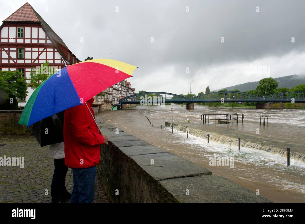 Due persone guardano al fiume Fulda quale burst le sue banche a Rotenburg a.d. Fulda, Germania, 29 maggio 2013. In tutto Hesse ha cominciato a piovere di nuovo. Foto: UWE ZUCCHI Foto Stock
