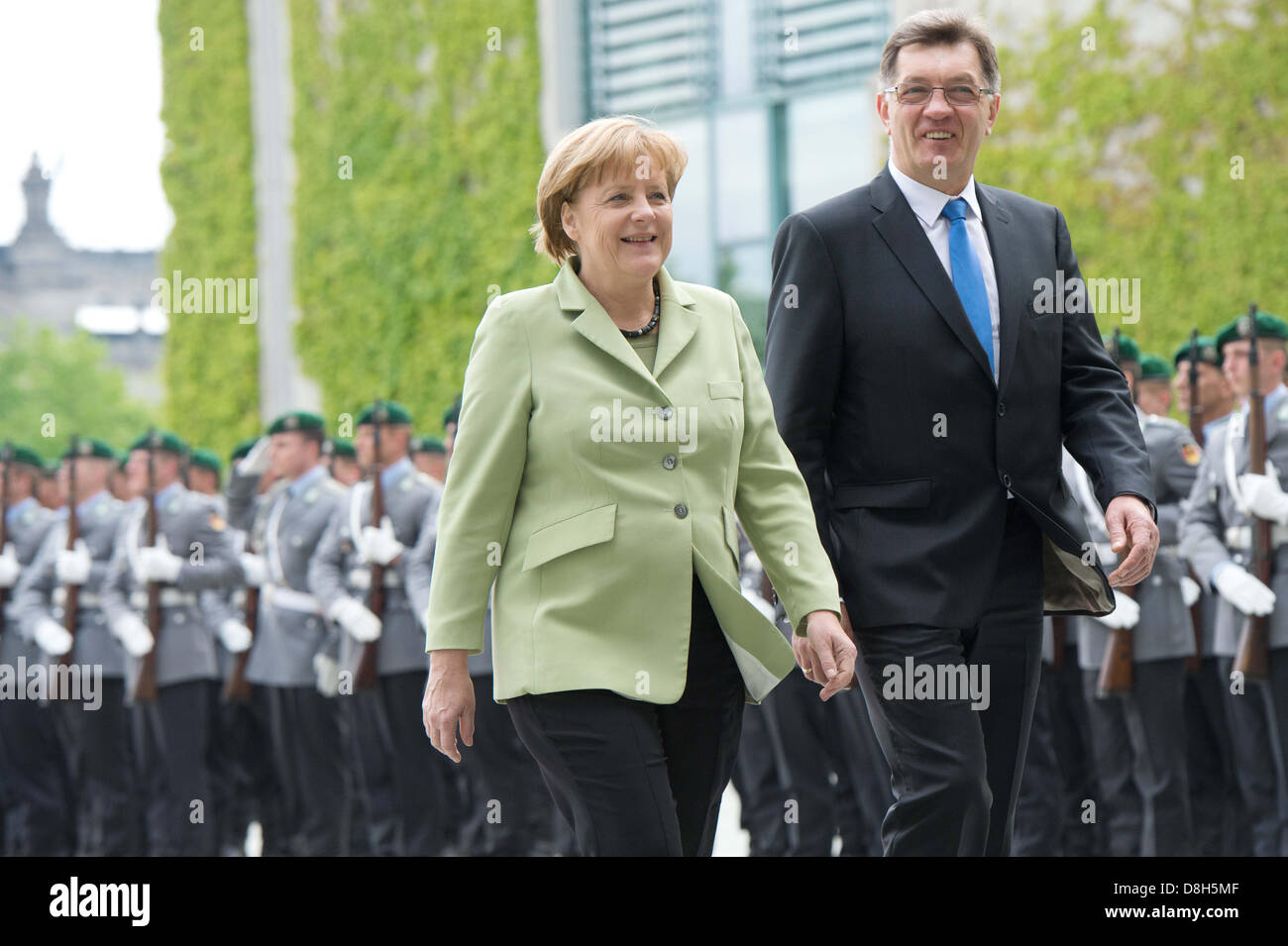 Il cancelliere tedesco Angela Merkel riceve il Premier lituano Algirdas Butkevicius presso la cancelleria di Berlino, Germania, 29 maggio 2013. Foto: MAURIZIO GAMBARINI Foto Stock